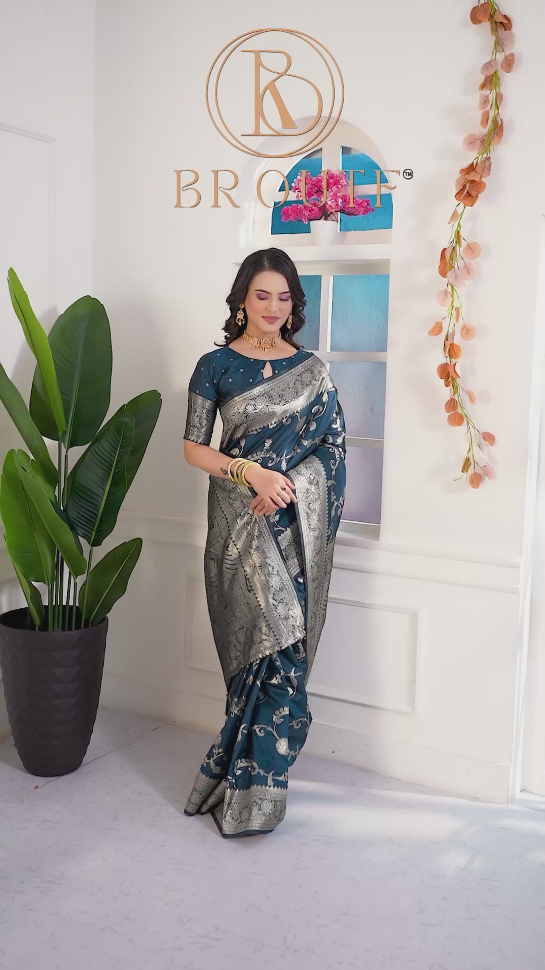 Elegant Navy Blue Banarasi Silk Saree with Intricate Zari Weave
