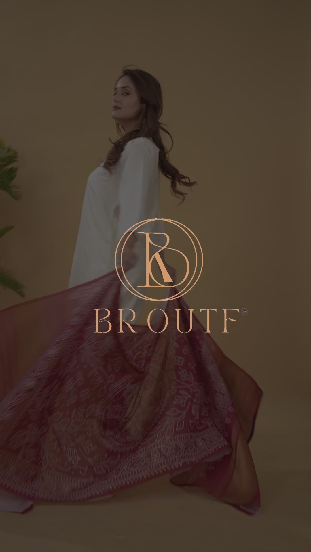 Women's Off-White Ethnic Motif Embroidered Kurti Set paired with Zari Border Bandhani Dupatta