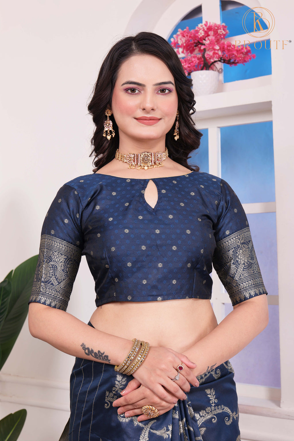Elegant Navy Blue Banarasi Silk Saree with Intricate Zari Weave