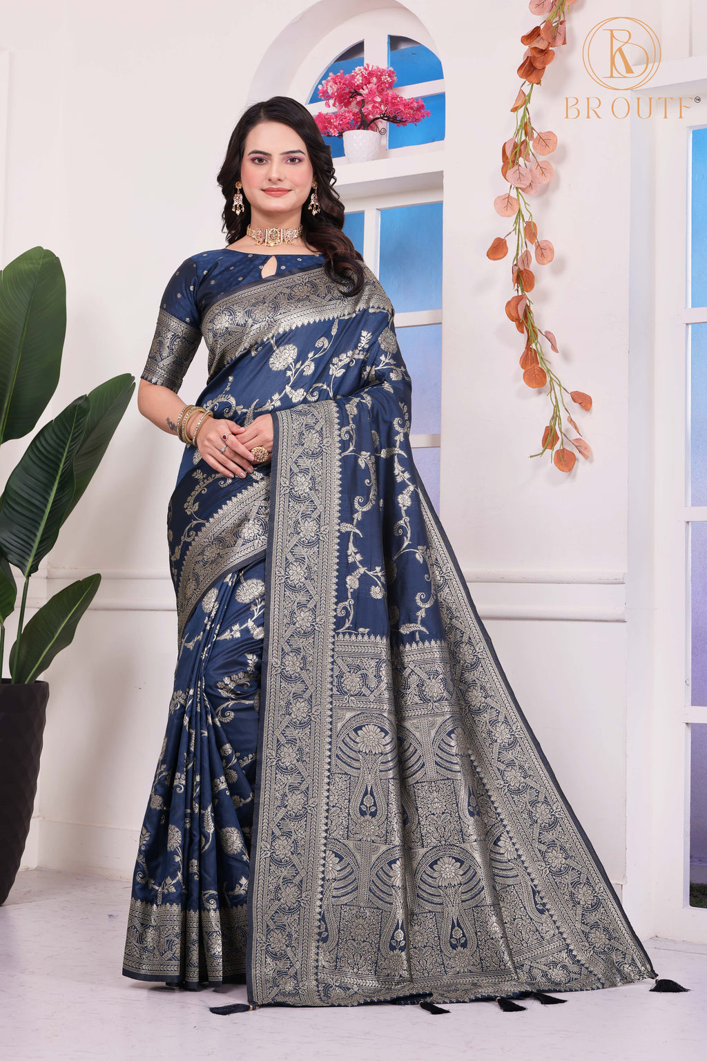 Elegant Navy Blue Banarasi Silk Saree with Intricate Zari Weave